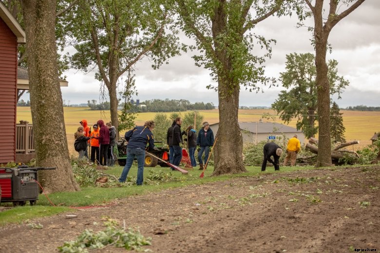 Volunteers after Minnesota Tornado